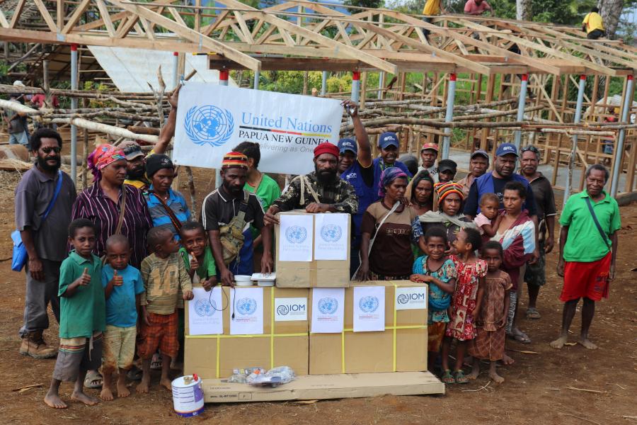 PNG Community members in Daga welcome materials from IOM to assist with installing potable water points and ensure access to safe drinking water.
