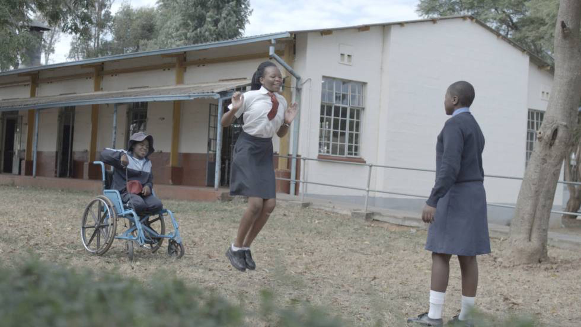 UNPRPD news 1 March 2020. Estudiantes con y sin discapacidad en un colegio de Zimbabue. UNESCO
