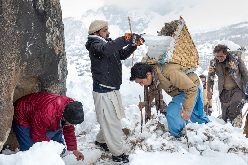 A community leader in the Chunda Valley and Zakir Hussain Zakir, a professor at the University of Baltistan, Skardu demonstrate the glacial grafting process. Photo by Todd Brown/ UNEP