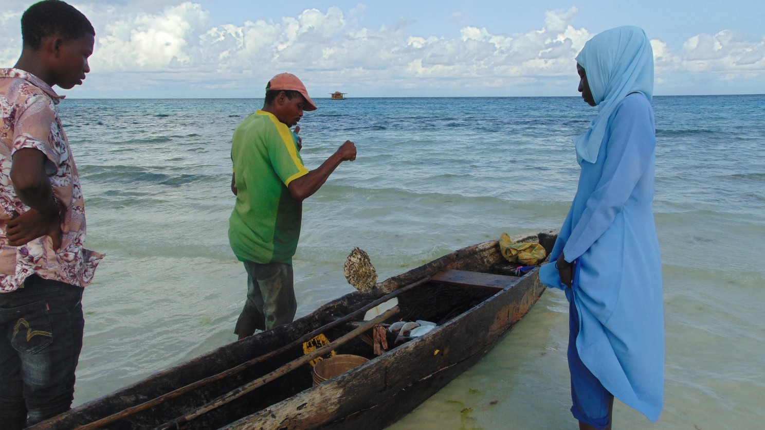 Ranger Asha Juma (r.) explaining to the fisherman the appropriate size of fish he should catch.