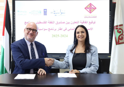 PMF Director Fatmeh Muaqqet and Sawasya Joint Programme Manager Simon Ridley shaking hands after signing of agreement