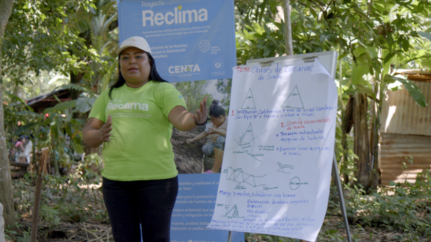Cecilia Montana is training local communities in planting and farm management techniques that help them face the climate crisis. Photo: UNEP/Samuel Díaz Fernández