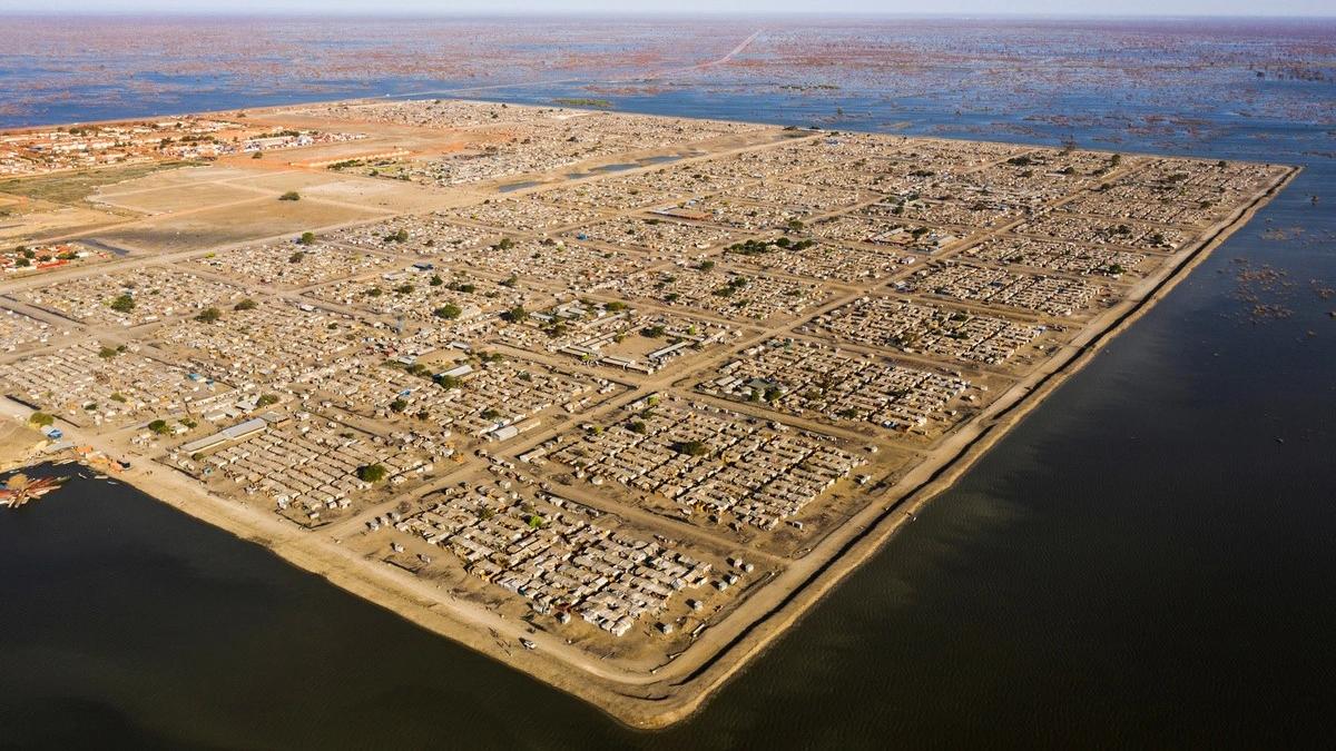 Four years of historic rains have submerged farmlands, ancestral homes and roads, turning the main IDP camp in Bentiu into an island hemmed in by dykes. UNHCR / Andrew McConnell