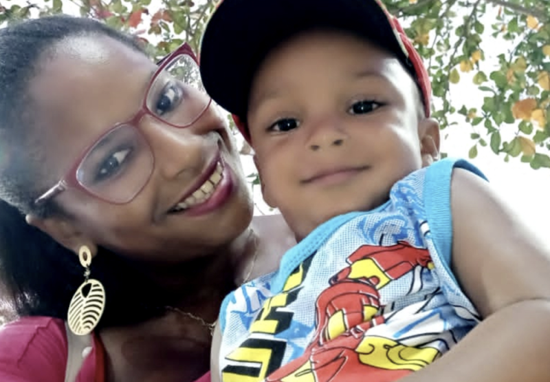 Tainize Silva dos Santos, 21, works as a fisherwoman in the state of Bahia. Her son, Alessandro, 1, is a beneficiary of the Happy Child Programme. Photo: © UN Brazil