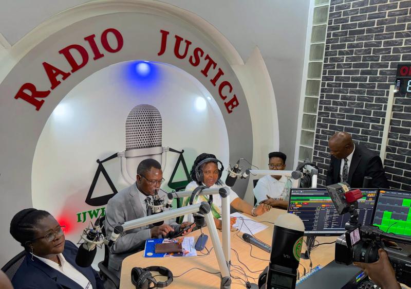 Le Représetant Résident, Mathieu Ciowela et la Ministre de la Justice dans le studio de la Radio Justice lors de la première émission en directe