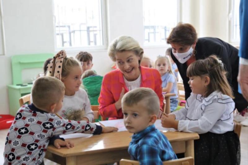 Children of Qereke with the President of the European Commission, Ursula von der Leyen